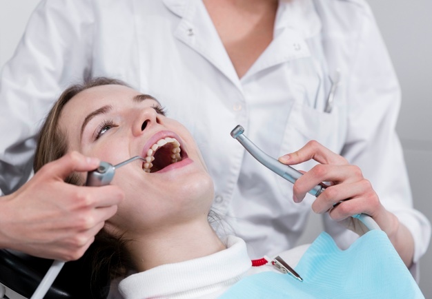 کاشت دندان در کلینیک