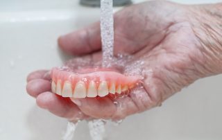 راه های شستن دندان مصنوعی