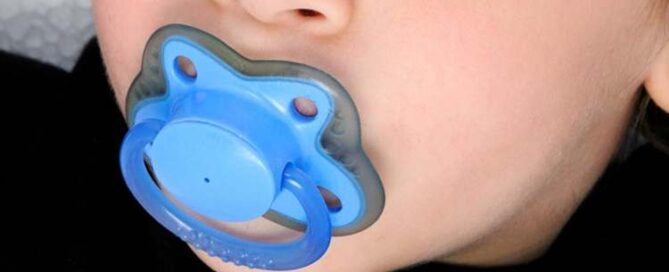 مکیدن پستانک به دندان