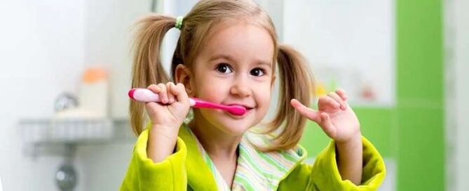 مسواک زدن کودک